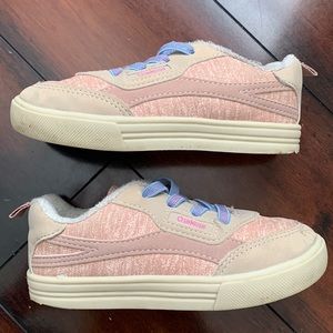 3/30$ BUNDLE SALE! 
Gently used Osh Kosh toddler sneaker size 8